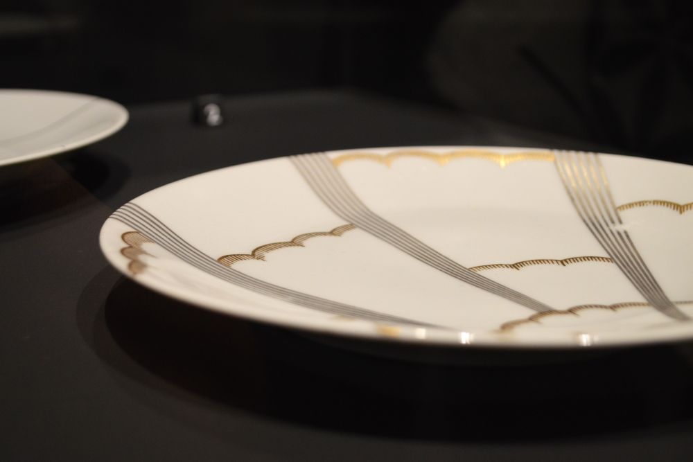 assiette à motif rayons et nuages