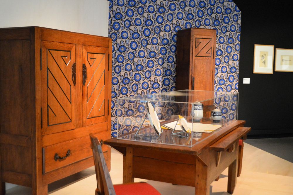 évocation d'une salle de la maison Ty Breizh de l'expo des arts décoratifs de 1925 avec buffet, bonnetière, table, chaises