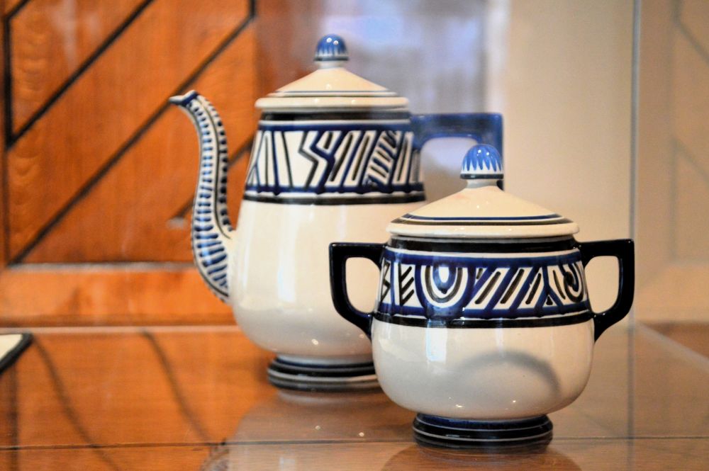 cafetière et sucrier en faience de Quimper à motifs bretonnants Seiz Breur
