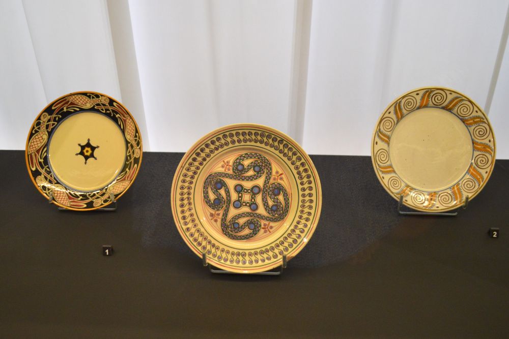 assiettes à motifs bretonnants, dessinées en marge du mouvement Seiz Breur