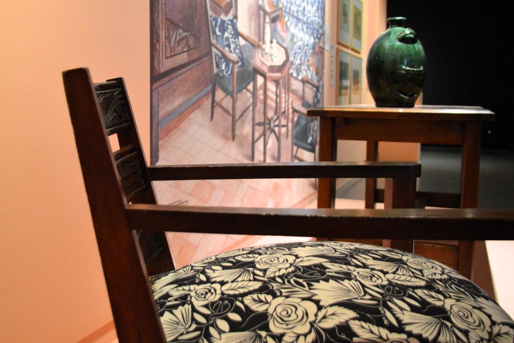 Fauteuil, table et poterie Art Déco de Provence