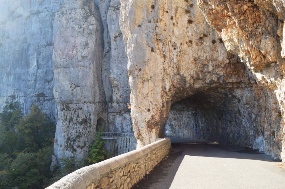 route de Combe Laval à flanc de falaise
