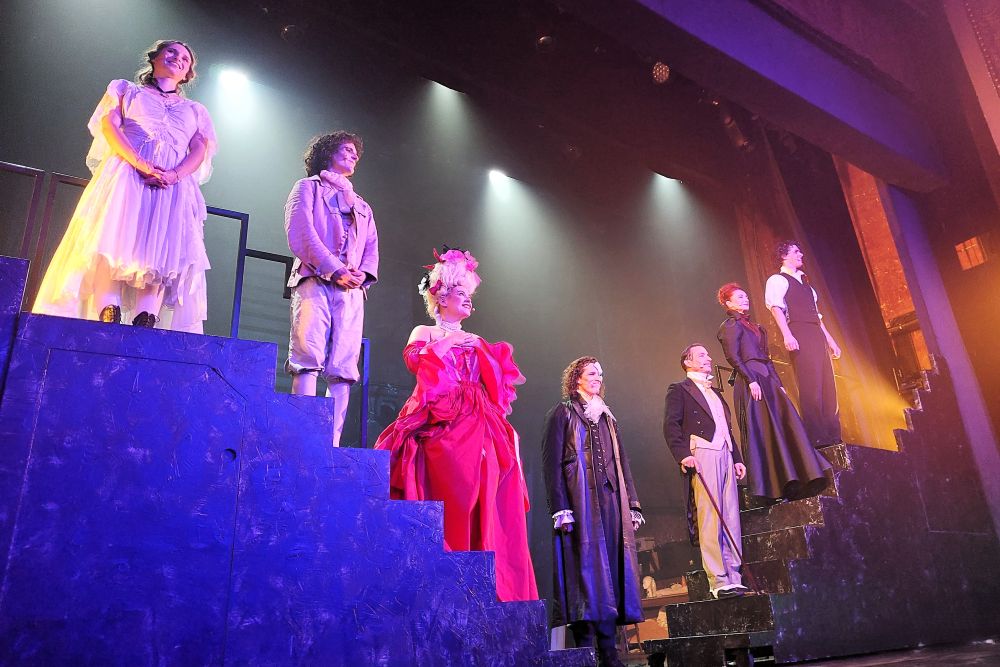 la troupe du Fantôme de l'Opéra au Théâtre Antoine à Paris au moment du salut
