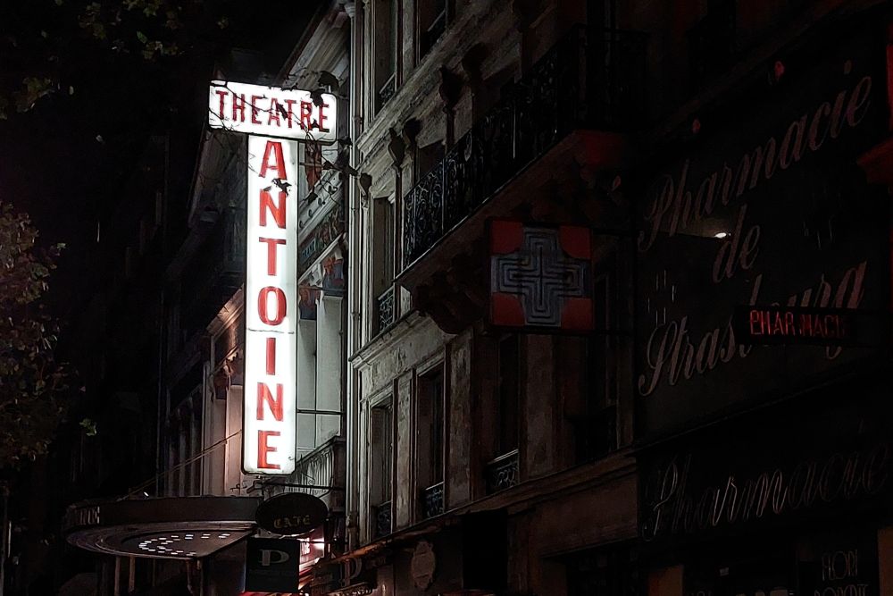 enseigne lumineuse du théâtre Antoine à Paris, de nuit