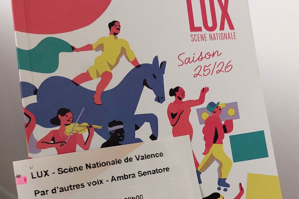 programme du LUX Valence pour la saison 25/26 et billet de spectacle