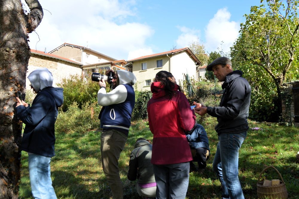 groupe de personnes prenant des photos et des notes sur téléphone