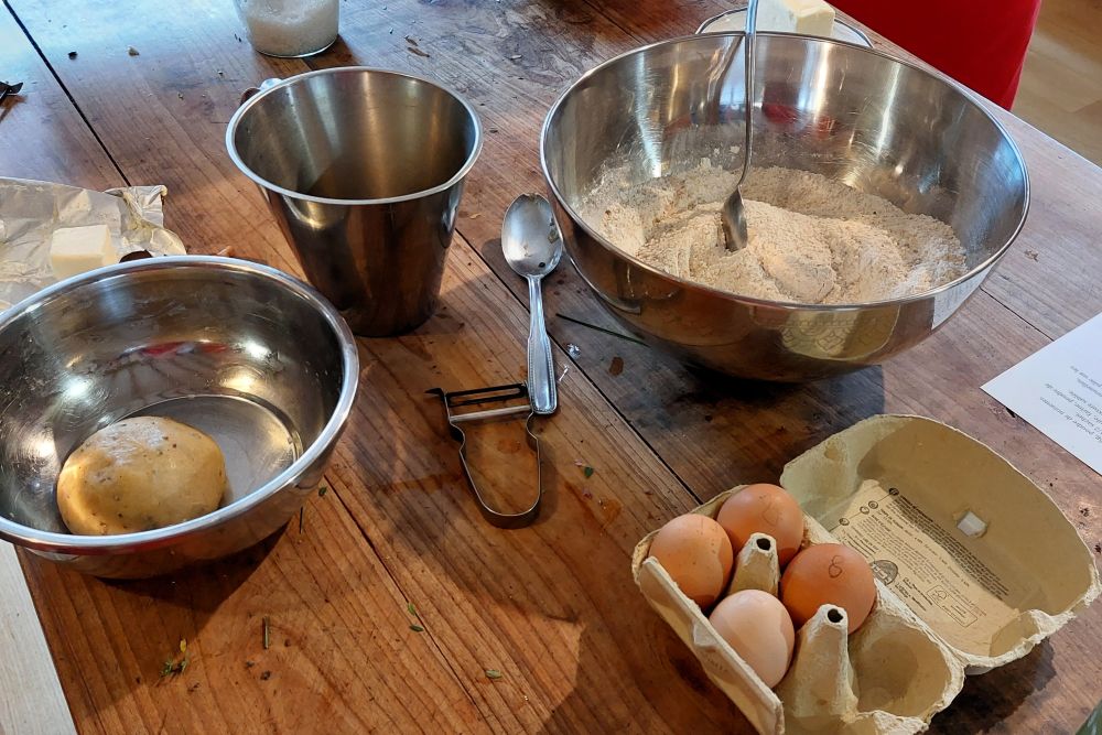 farine, œufs, culs de poule pour un atelier de pâtisserie