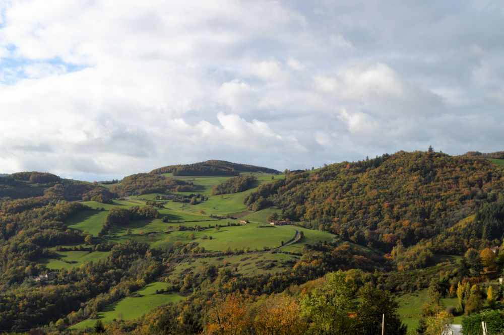paysage d'automne dans les Monts du Lyonnais à Yzeron