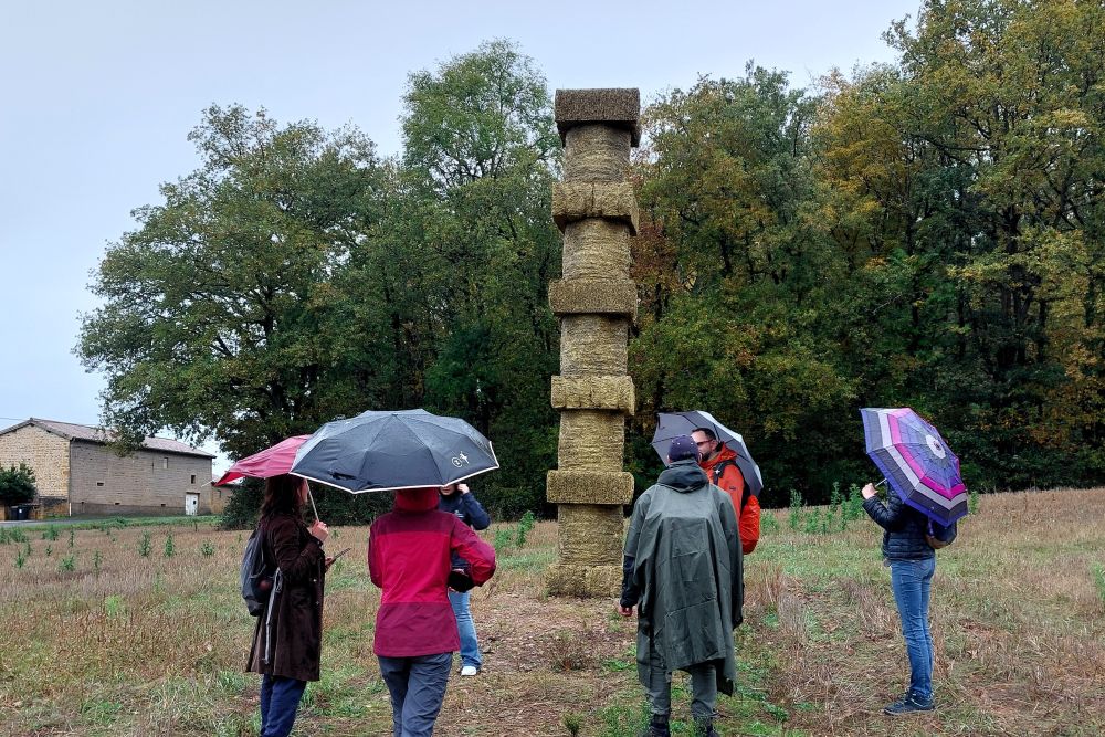 "La colonne dorée", œuvre d'art contemporain in situ à Saint Germain Nuelles dans le Rhône