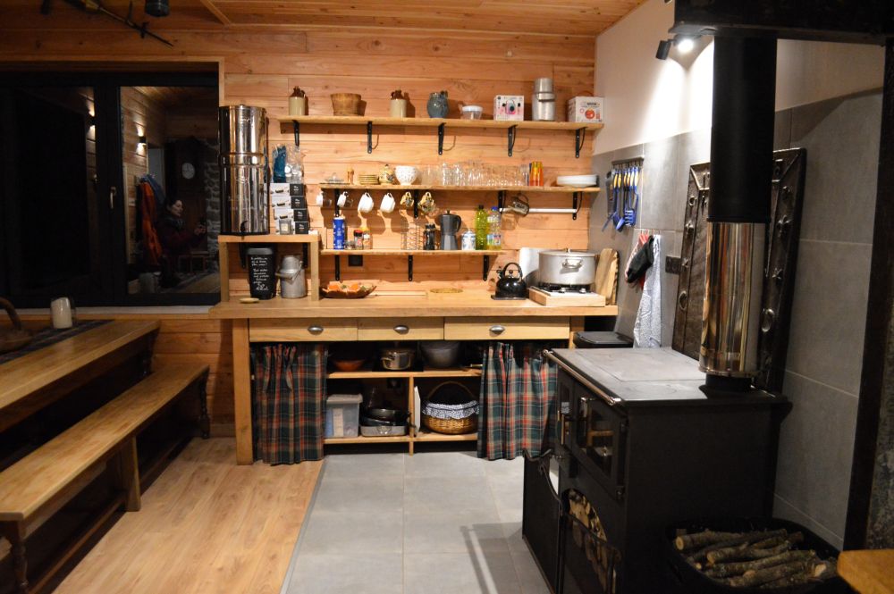 cuisine style chalet avec une grande table et un poêle massif