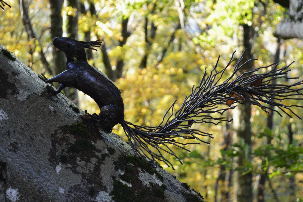 écureuil en métal sur une branche