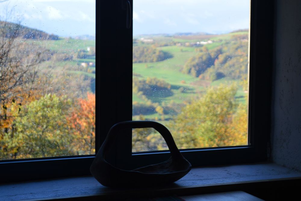 vue sur la campagne en automne par la fenêtre