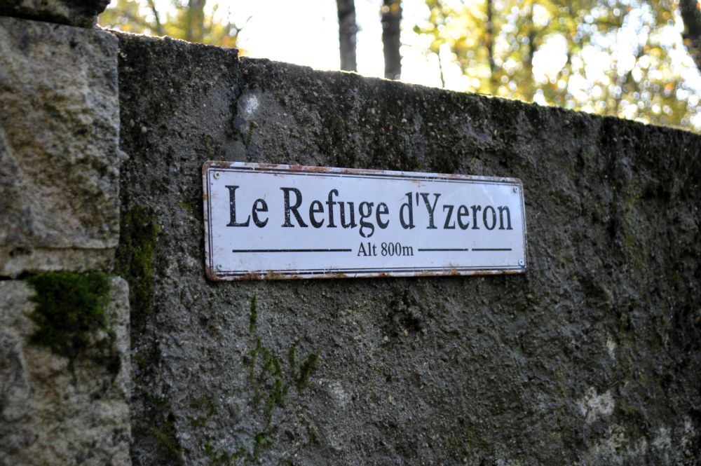 Panneau indiquant Le refuge d'Yzeron altitude 800 mètres