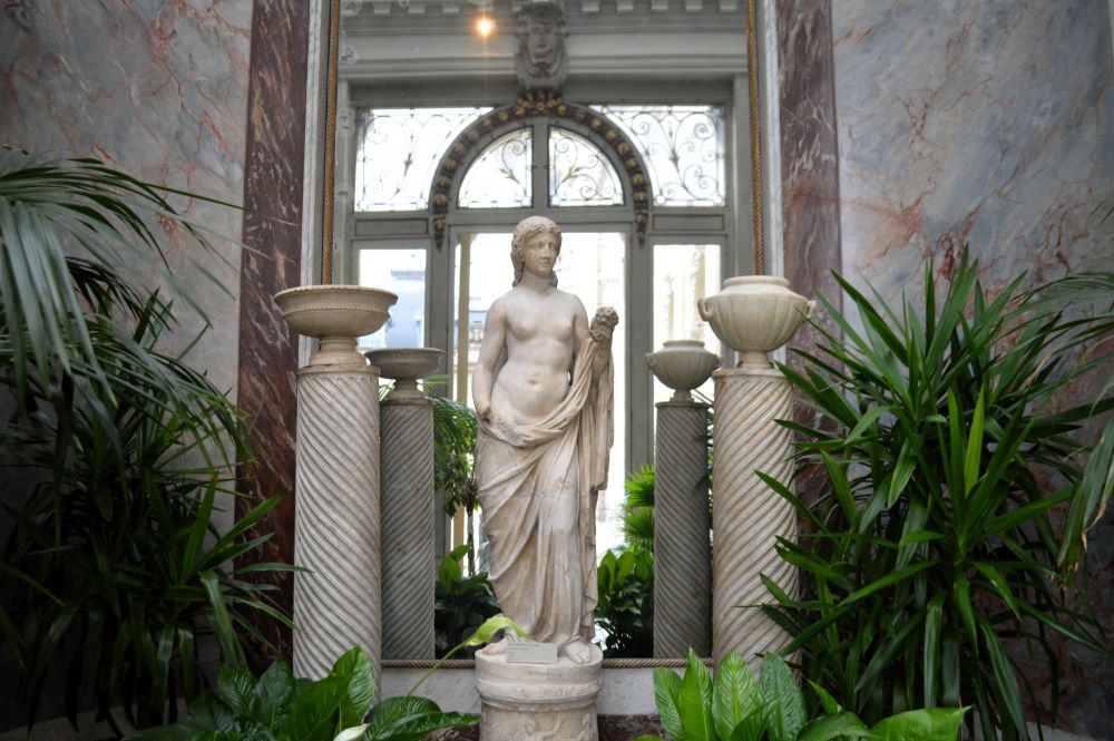 statue antique dans le jardin d'hiver de l'hôtel particulier Jacquemart André