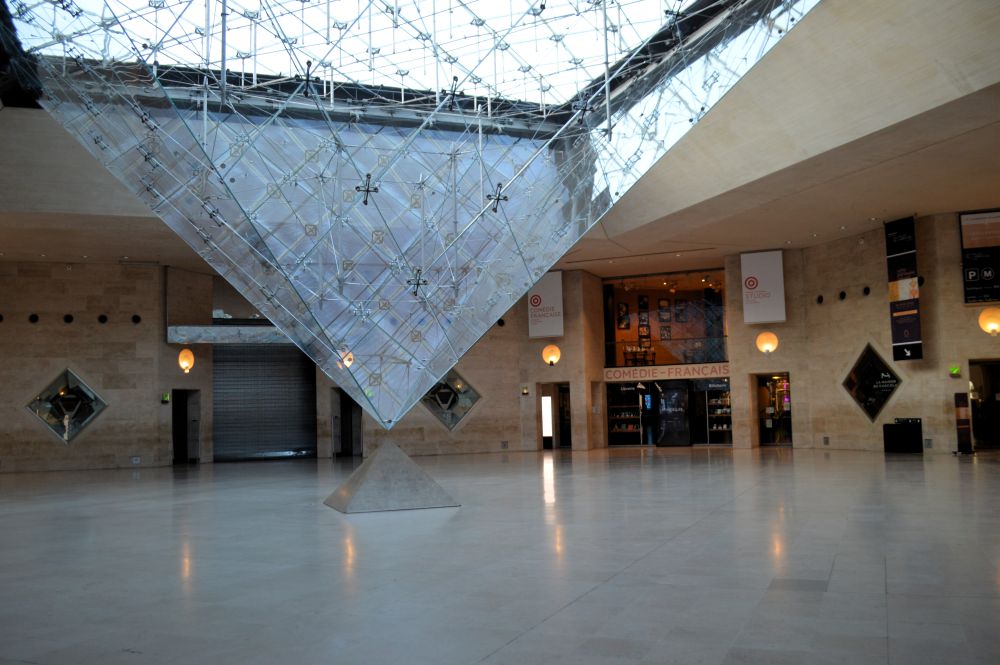 Petite pyramide inversée dans le Carrousel du Louvre