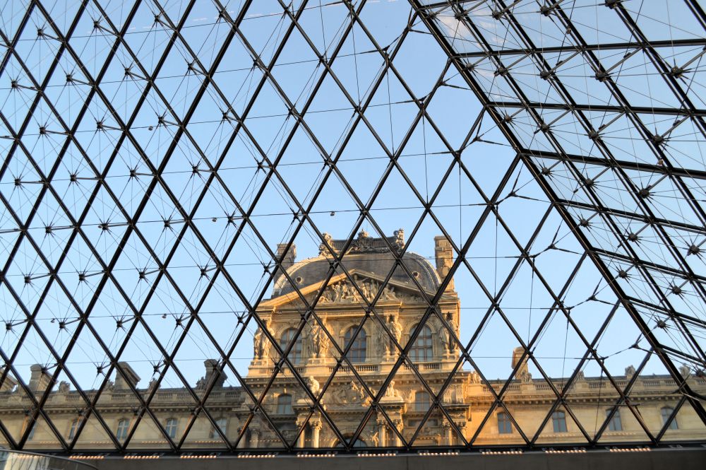 bâtiment du palais du Louvre depuis l'intérieur de la grande pyramide