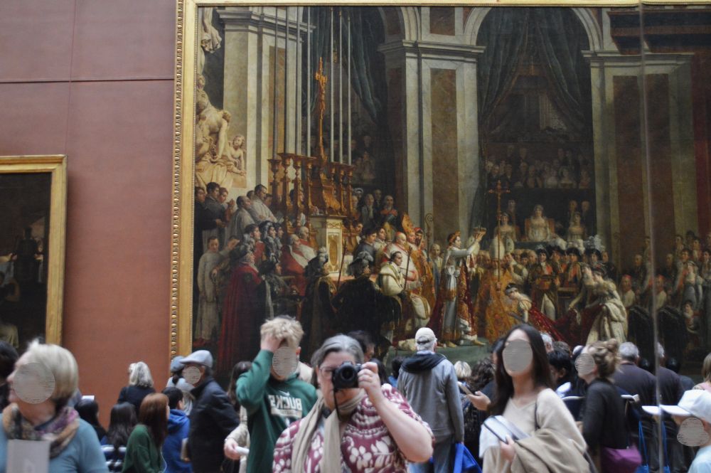 devant le tableau de David "Le sacre de Napoléon" au musée du Louvre