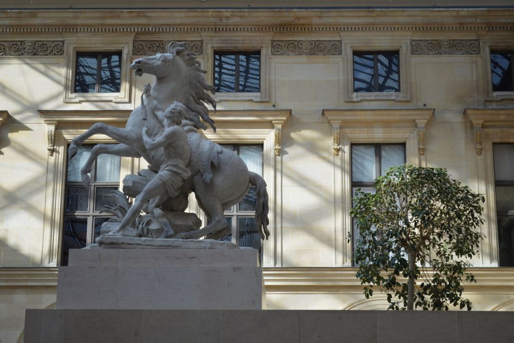 Les chevaux de Marly dans la cour Marly du musée du Louvre