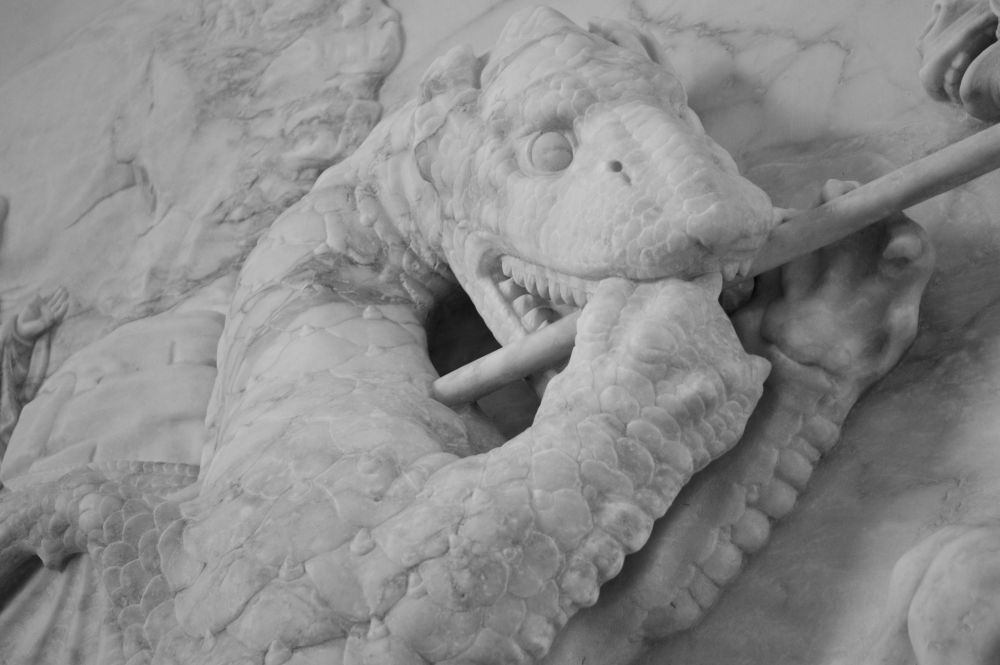 détail d'un bas relief médiéval représentant un dragon