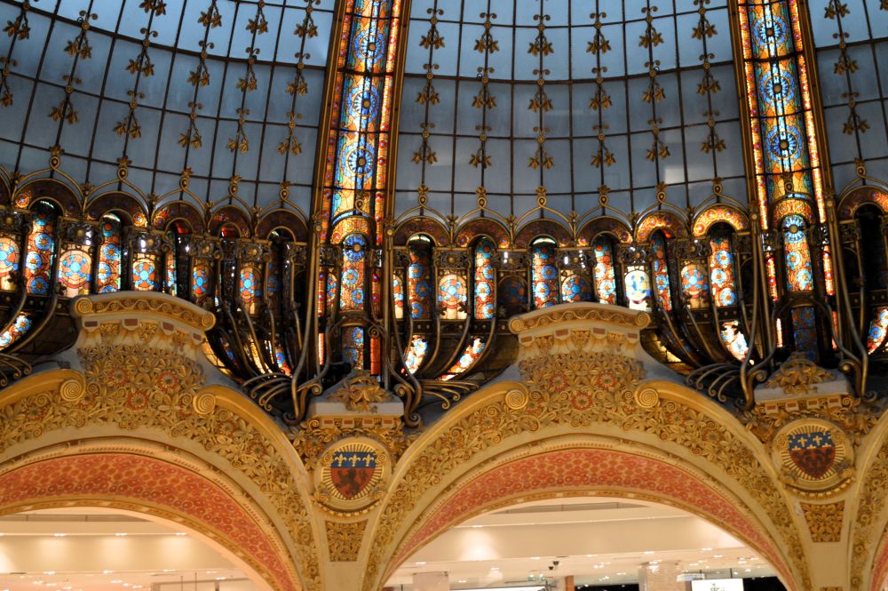 détail de la coupole en vitrail du magasin des Galeries Lafayette boulevard Haussmann à Paris