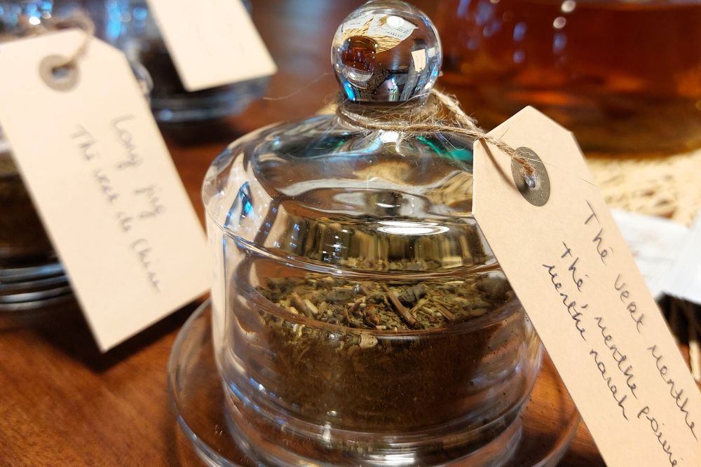 thé vert menthe séché sous une cloche en verre