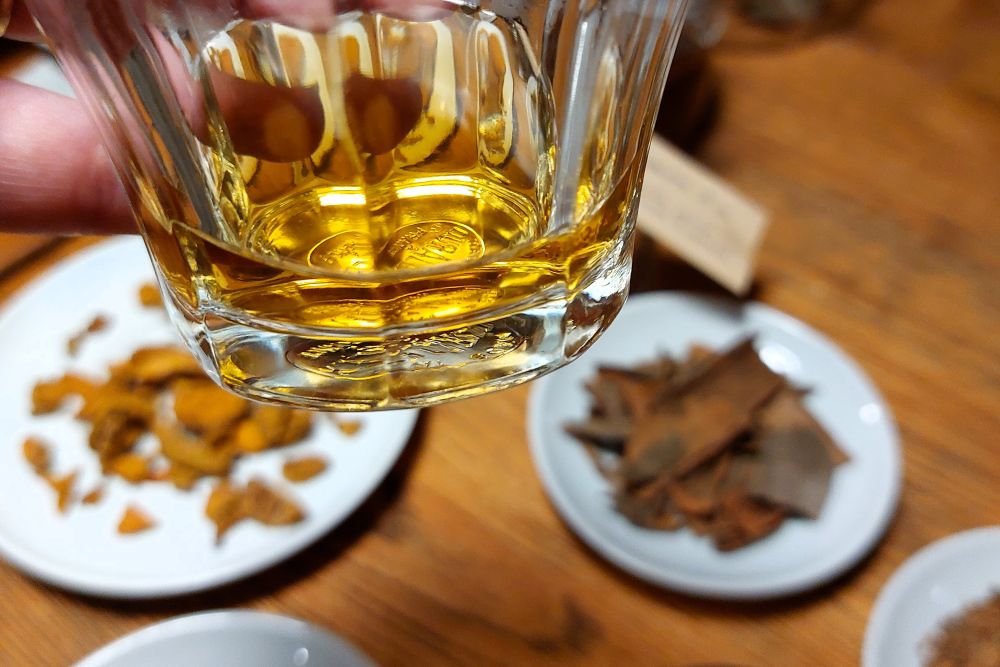 infusion caravane d'or dans un verre