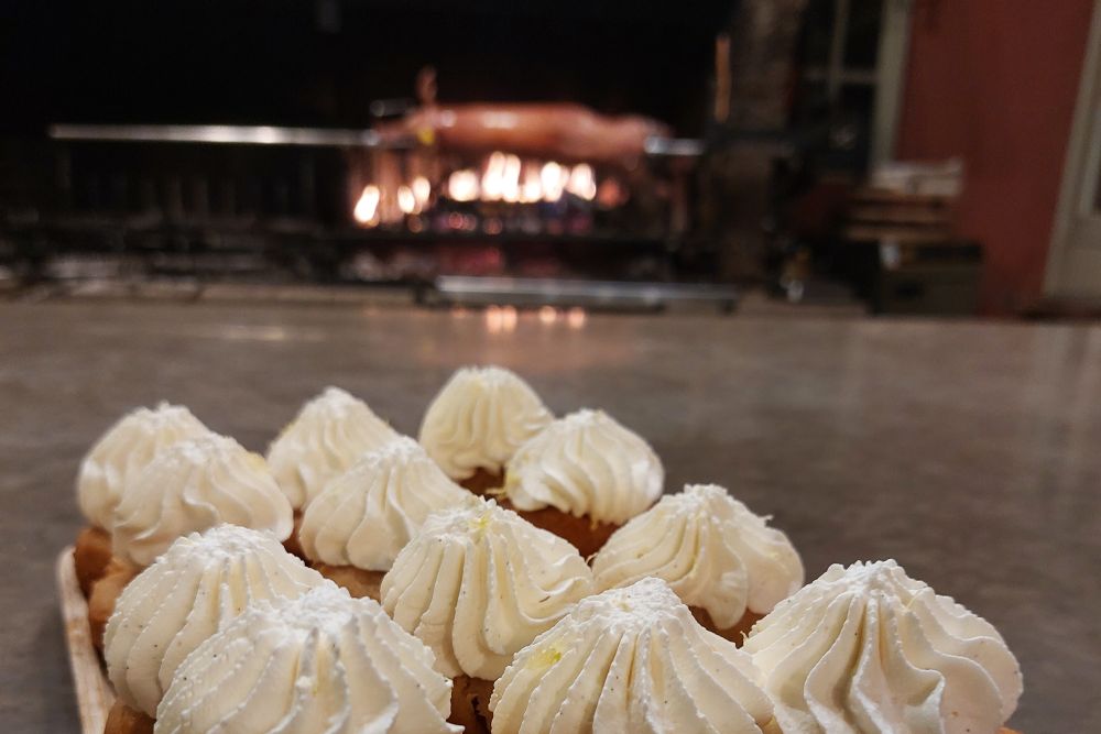 desserts individuels devant une cheminée
