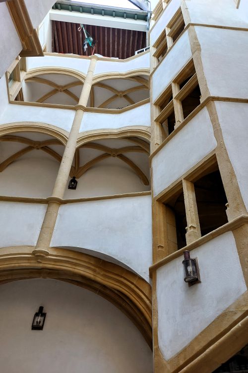 immeuble restauré de façon récente avec un enduit blanc