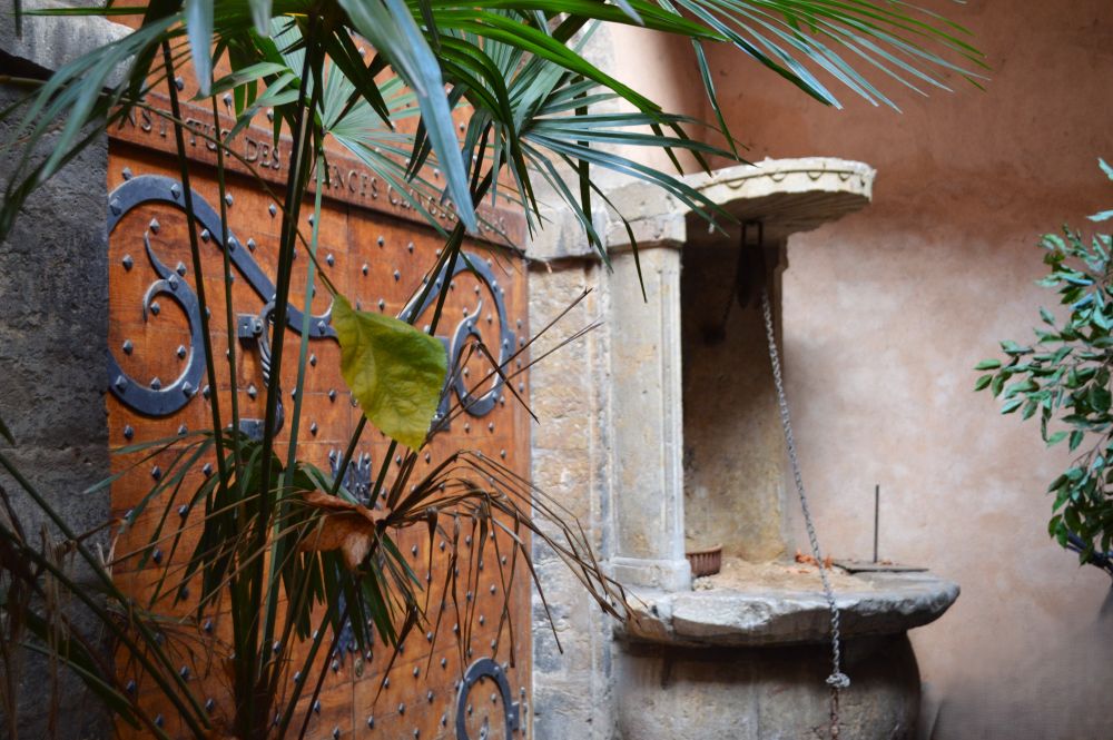 un puits à baldaquin dans la cours de la Tour Rose dans le Vieux Lyon