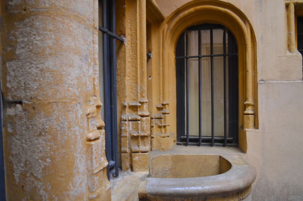 un puits dans une cour du Vieux Lyon