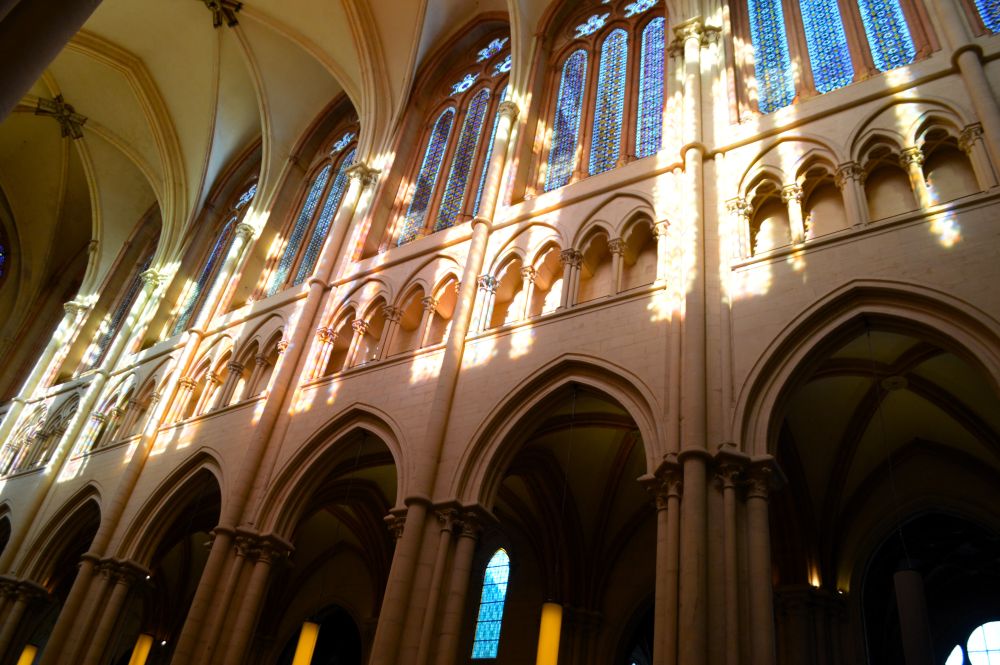 la nef de la cathédrale Saint Jean de Lyon baignée de la lumière du soleil à travers les vitraux