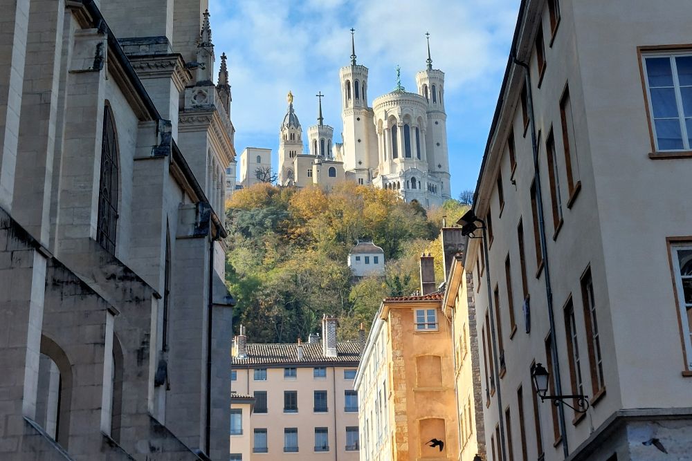 Vue sur la basilique de Fourvière depuis le côté de la cathédrale Saint Jean
