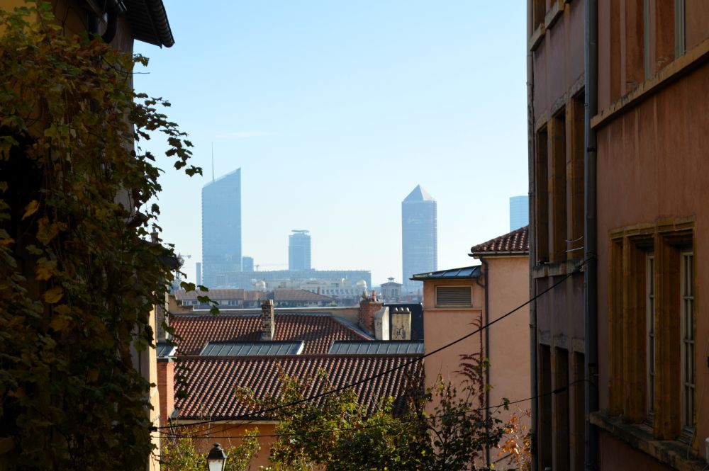 vue sur les tours du quartier de la Part Dieu depuis les escaliers du Vieux Lyon