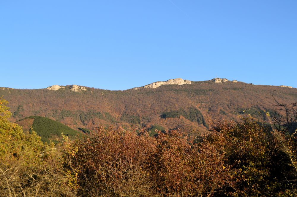 vue sur la montagne de la Raye depuis La Baume Cornillanne dans le Vercors en automnne