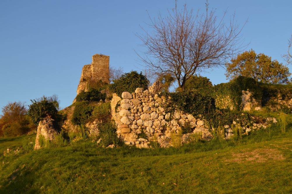 ruines médiévales en fin de journée