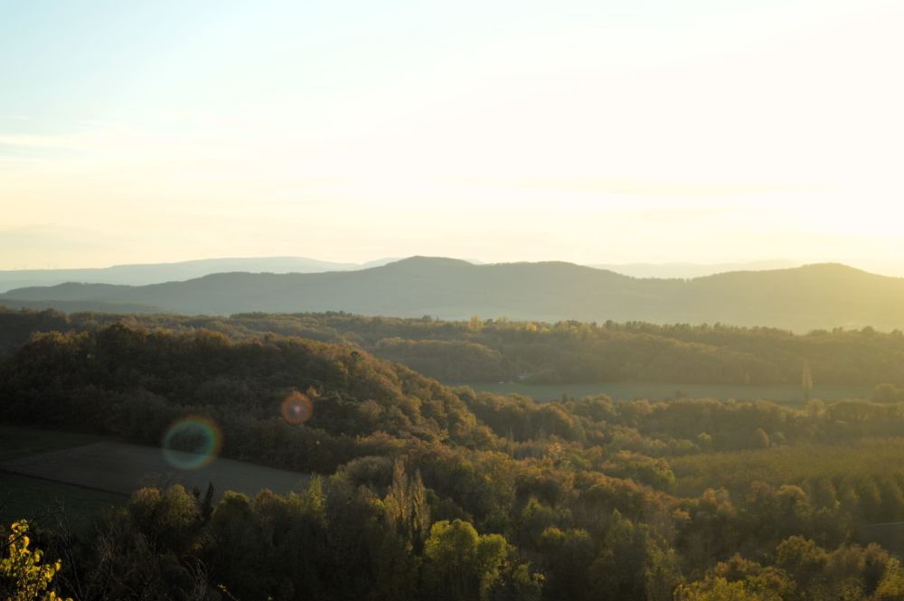 coucher de soleil sur un paysage de campagne vallonné