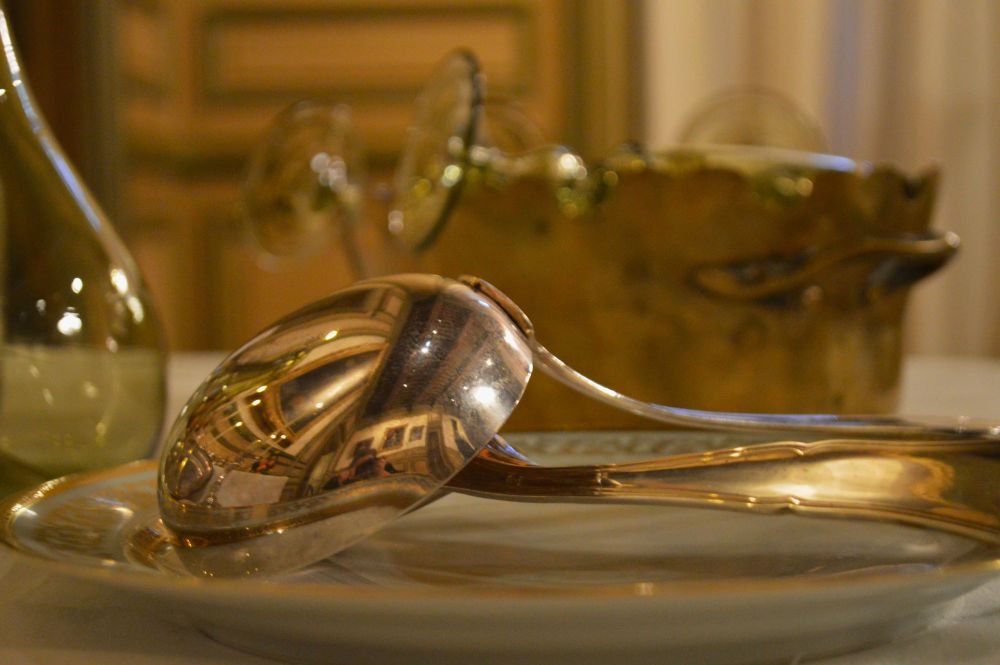 couverts de service en argent sur une desserte