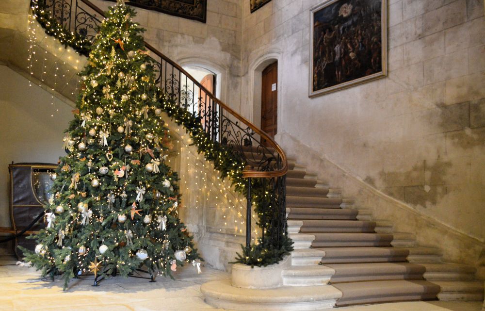 un sapin au centre de l'escalier d'honneur d'un château XVIIe siècle