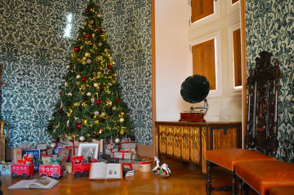 sapin de noël traditionnel avec des cadeaux au pied