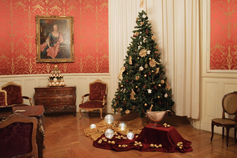 sapin de Noël dans le salon d'un château