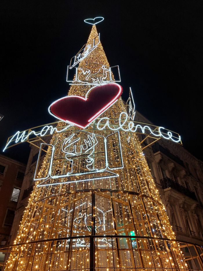 Sapin stylisé de Noël, lumineux et doré avec une inscription Mon Cœur Valence