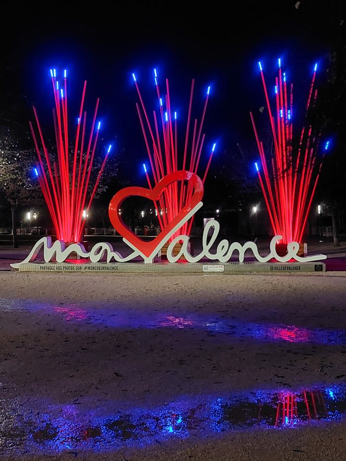 structure géante Mon Cœur Valence, de nuit