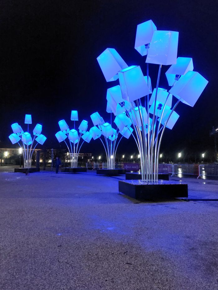 installation lumineuse en forme de lampadaires géants, de nuit