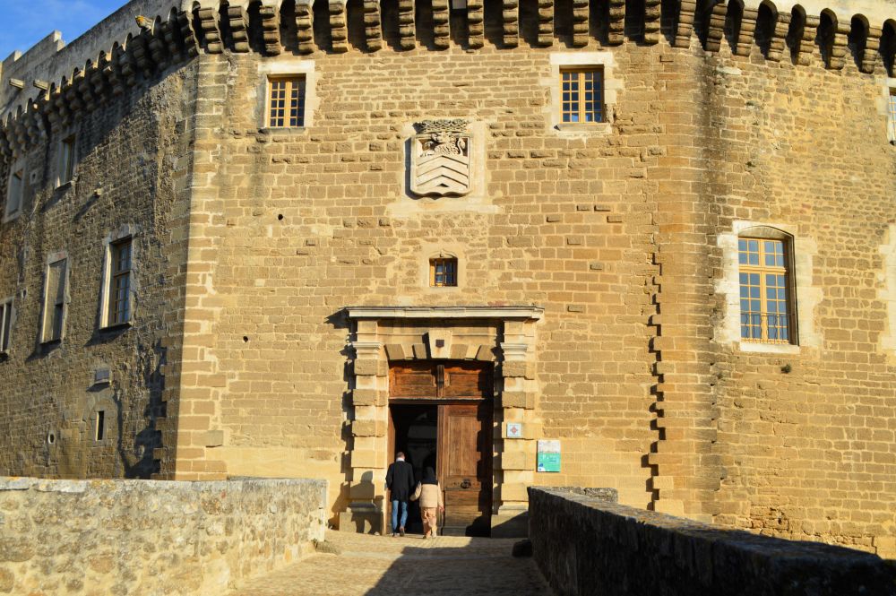 entrée du château de Suze la Rousse