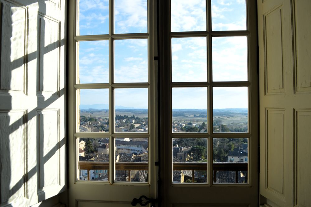 Vue depuis une fenêtre du château de Suze la Rousse