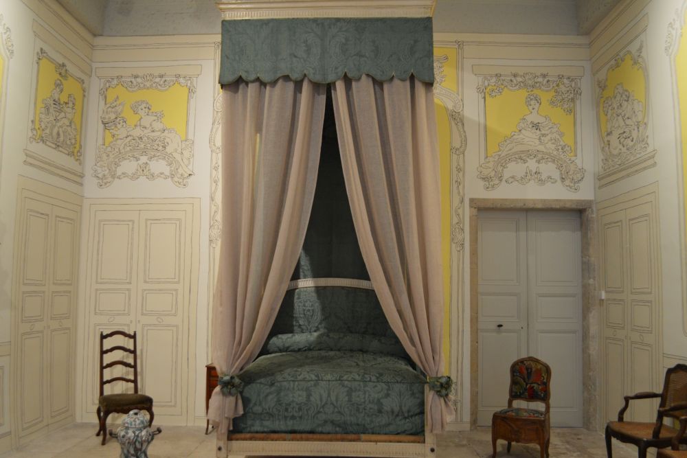 une chambre au château de Suze la Rousse