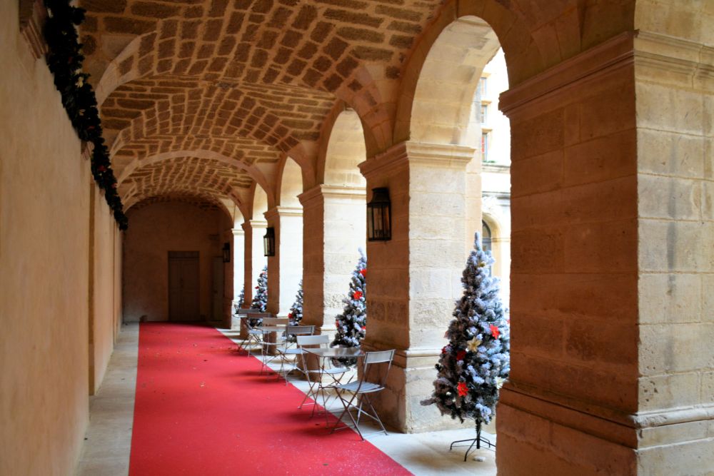 décors de Noël dans la cour du château de Suze la Rousse