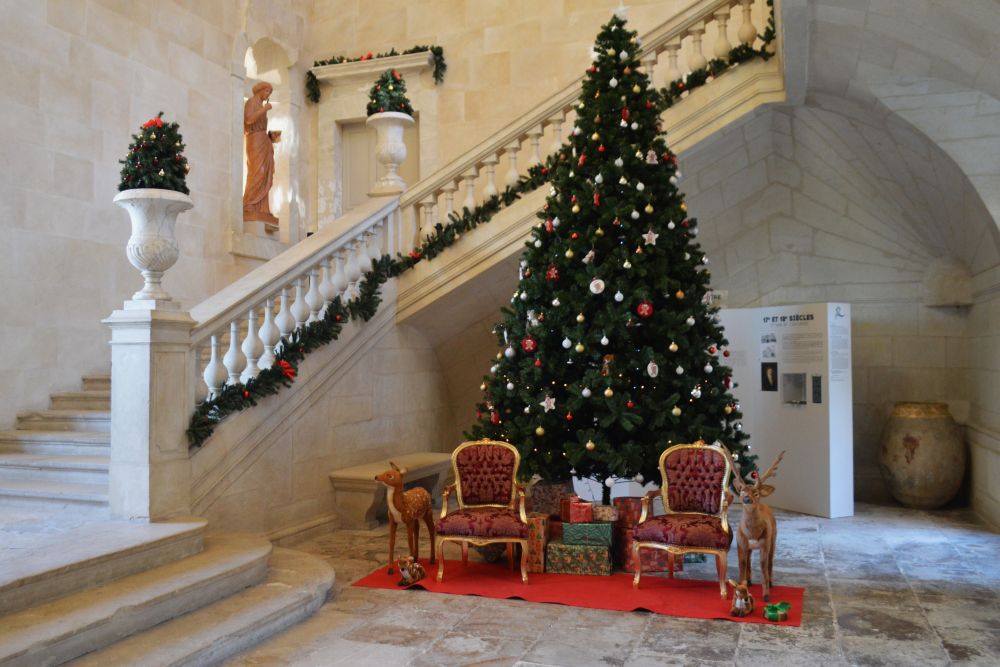 sapin de Noël dans le hall du château de Suze la Rousse