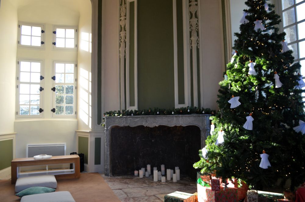 décors de Noël dans un salon du château de Suze la Rousse