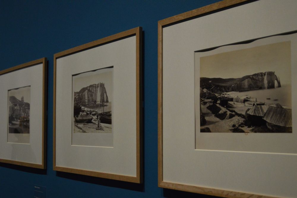 Présentation de photographies d'Etretat dans l'exposition du musée des beaux arts de Lyon
